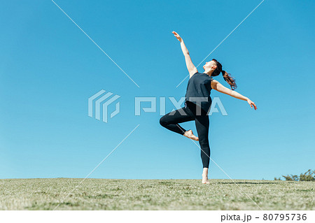 運動・スポーツ・ヨガ・クラシックバレエ・ジャンプ 運動・スポーツ・ヨガ・クラシックバレエ・ジャンプ 80795736