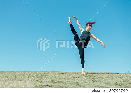 運動・スポーツ・ヨガ・クラシックバレエ・ジャンプ 80795749