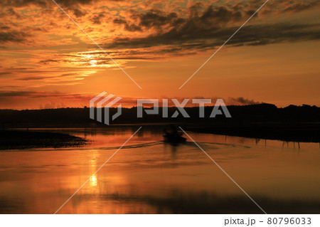 印旛沼の日の出 80796033
