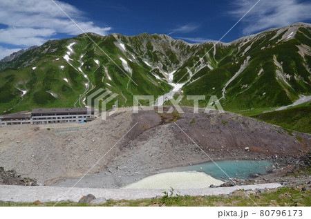 立山のリンドウ池と雷鳥荘 80796173