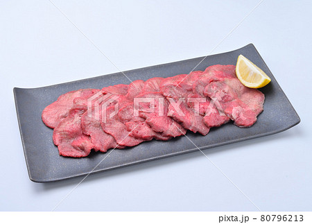 外国産（アメリカ産）の焼肉用の牛タン（生肉、未加熱）。レモン 添え。 80796213