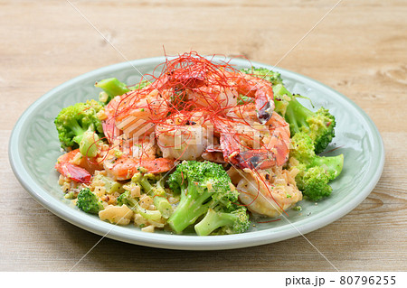 海老マヨ。エビのマヨネーズ炒め。ブロッコリーと玉ねぎみじん切り入り。海老はブラックタイガー使用。 海老マヨ。エビのマヨネーズ炒め。ブロッコリーと玉ねぎみじん切り入り。海老はブラックタイガー使用。 80796255