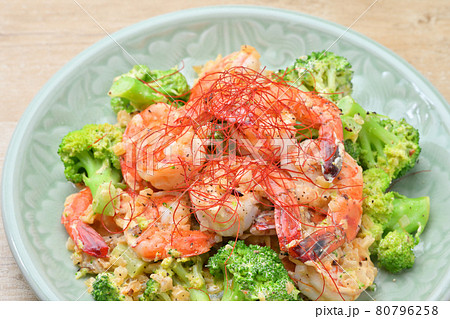 海老マヨ エビのマヨネーズ炒め ブロッコリーと玉ねぎみじん切り入り 海老はブラックタイガー使用 の写真素材
