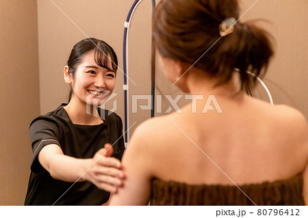 エステサロンでカウンセリングを受ける女性(二の腕) エステサロンでカウンセリングを受ける女性(二の腕) 80796412