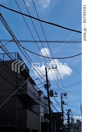 様々なケーブルや電線とそれらを支える電柱 80796491