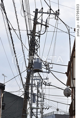 様々なケーブルや電線とそれらを支える電柱 様々なケーブルや電線とそれらを支える電柱 80796603