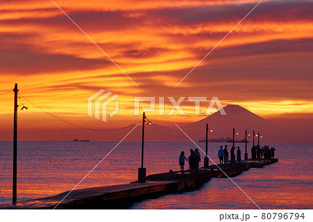 凄い夕焼けのレトロ桟橋と富士山　原岡海岸 80796794