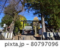 紅葉豊かな神社外観 80797096