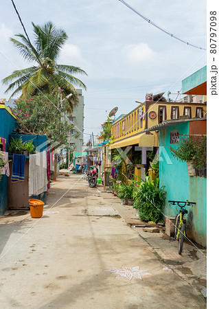インド_民家の風景 80797098