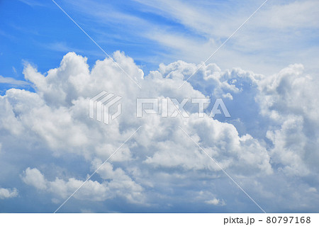 青空と涌き雲の風景 大空流れる白い涌き雲 青空と涌き雲の風景 大空流れる白い涌き雲 80797168