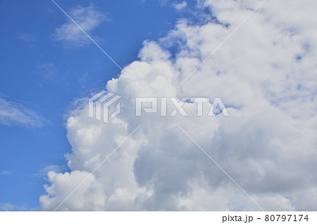 青空と涌き雲の風景　　大空流れる白い涌き雲 80797174