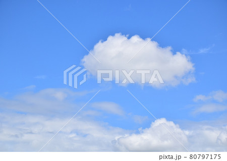 孫悟空が乗る白い雲 青空流れる白い涌き雲 ふわふわ浮かぶ悟空雲 孫悟空が乗る白い雲 青空流れる白い涌き雲 ふわふわ浮かぶ悟空雲 80797175