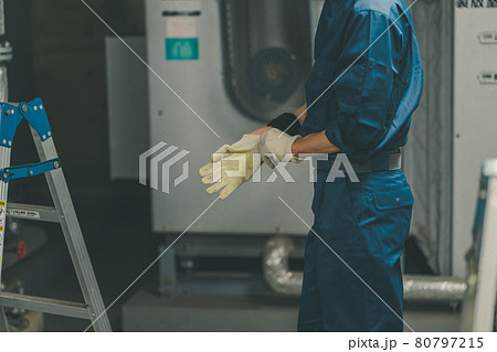 工場作業員と軍手 80797215