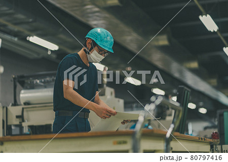 新聞印刷工場 80797416