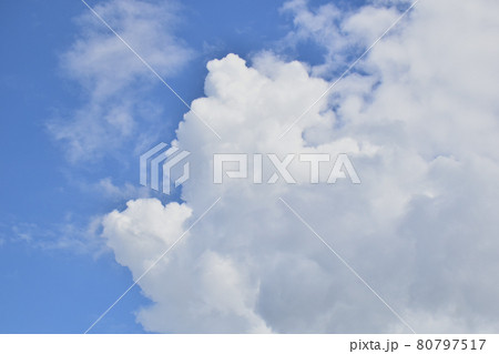 青空と涌き雲の風景 大空流れる白い涌き雲 青空と涌き雲の風景 大空流れる白い涌き雲 80797517
