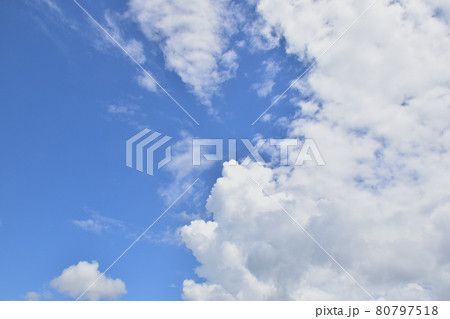 青空と涌き雲の風景 大空流れる白い涌き雲 青空と涌き雲の風景 大空流れる白い涌き雲 80797518