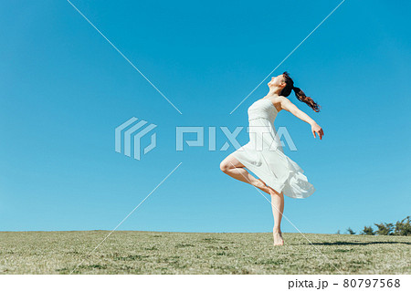 空と白いワンピースの踊る女性 80797568