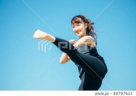 格闘技をする女性（キック・蹴る） 80797622