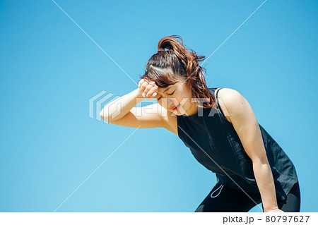 疲労・息切れする女性 疲労・息切れする女性 80797627