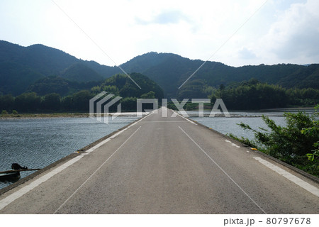 日本最後の清流・四万十川沈下橋／高知県 80797678