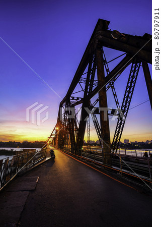 The Long Bien brige in Ha Noi Capital, viet nam 80797911