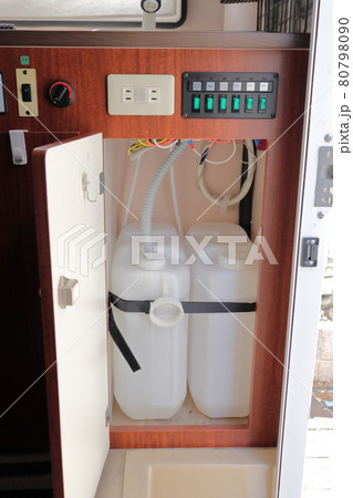 キャンピングカーの水道設備 80798090