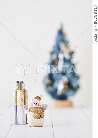 雪だるまとクリスマスツリーのクリスマスイメージ 雪だるまとクリスマスツリーのクリスマスイメージ 80798117
