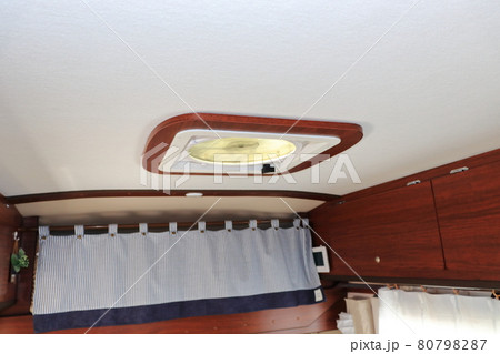 キャンピングカーの設備　換気扇　ルーフベント　 80798287