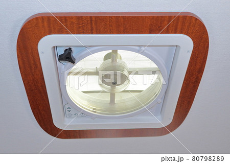 キャンピングカーの設備　換気扇　ルーフベント　 80798289