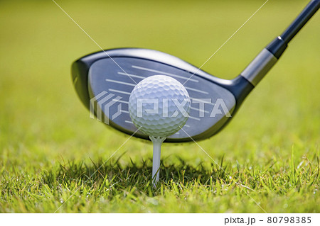 新緑が綺麗なゴルフ場のティーグラウンド 80798385