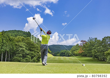 新緑が綺麗なゴルフ場のティーグラウンド 80798392