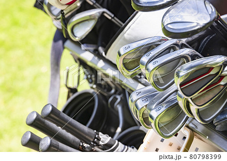 新緑のゴルフ場とゴルフクラブ 新緑のゴルフ場とゴルフクラブ 80798399