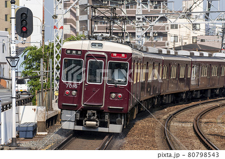 [乗り物]阪急電車の走行シーン 80798543