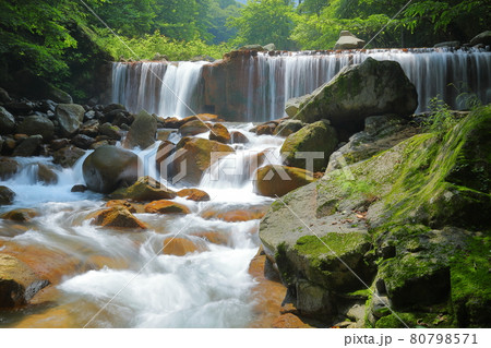 栃木県那須塩原市湯本塩原 スッカンブルーと言われる青い水が見られるスッカン沢の滝 栃木県那須塩原市湯本塩原 スッカンブルーと言われる青い水が見られるスッカン沢の滝 80798571