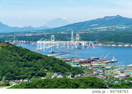測量山から望む白鳥大橋の絶景 80798765