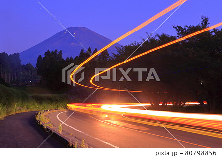 富士山登山灯りと車のハイビームライン 富士山登山灯りと車のハイビームライン 80798856