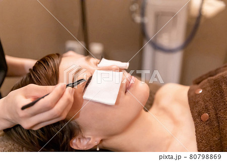 まつげエクステ・まつ毛パーマをする女性 80798869