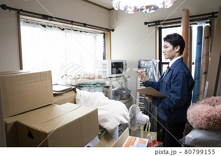 引っ越しの見積をする引っ越し業者の男性 引っ越しの見積をする引っ越し業者の男性 80799155