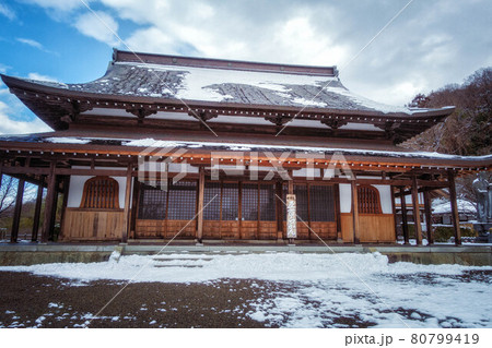 滋賀県彦根市にある井伊家の菩提寺、天寧寺の仏殿の雪景色 滋賀県彦根市にある井伊家の菩提寺、天寧寺の仏殿の雪景色 80799419