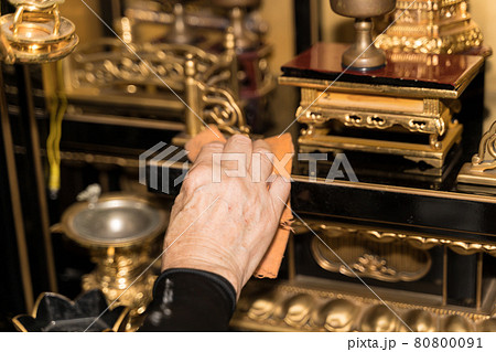 仏壇の掃除 80800091