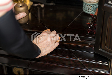 仏壇の掃除 80800092