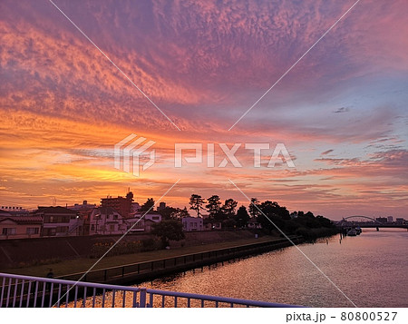 夕焼け空がきれいな川沿いの風景 夕焼け空がきれいな川沿いの風景 80800527