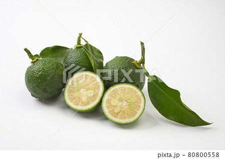 まだ熟していない柚子　白バック 80800558