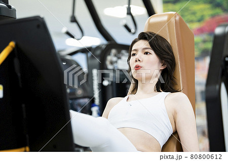 女性　トレーニング　スポーツジム　マシン 80800612
