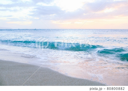 ハワイの夕暮れの波打ち際 80800882