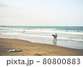 サーファーのいる夏の夕方の海 80800883