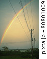 夕暮れにかかった虹と電柱 80801009