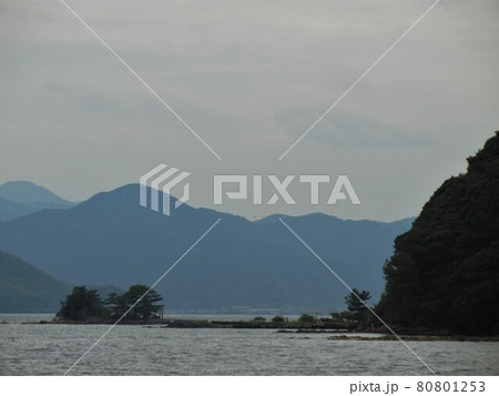 日本の海岸風景：山口県長門市仙崎港と海上の弁天神社 80801253