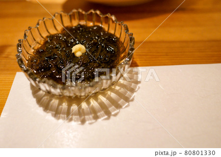 硝子の器に入った岩もずく 硝子の器に入った岩もずく 80801330