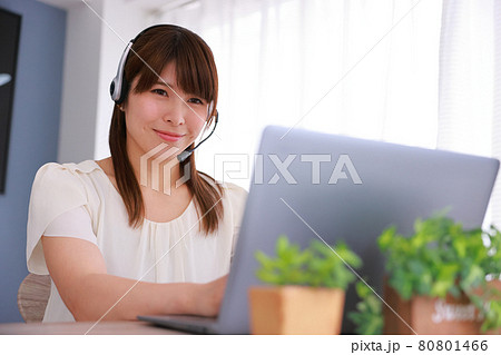 にこやかなオペレーター女性 80801466